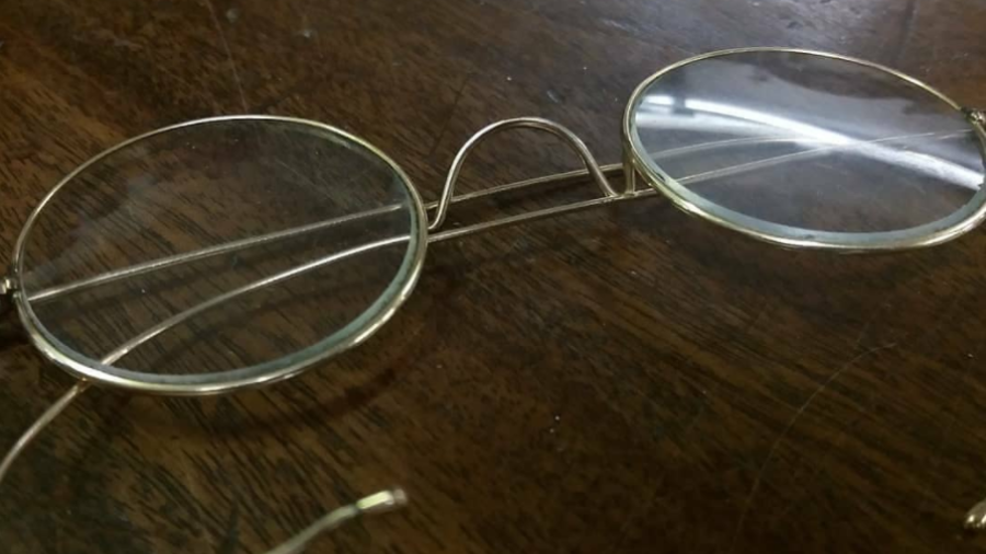 Subastan lentes de Gandhi en 7 mdd