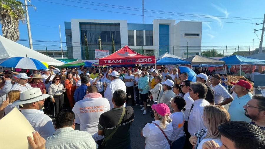 Maestros cumplen una semana plantados frente al CREDE