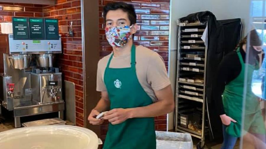 Empleado de Starbucks se niega a atender a mujer sin cubrebocas y el internet lo defiende 