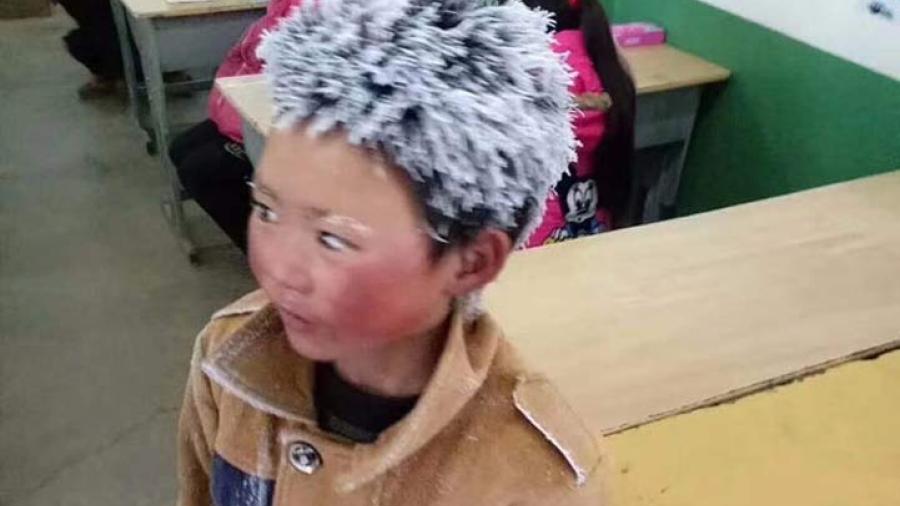 Niño sorprende al llegar a su escuela con cabello congelado