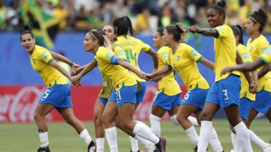 Policía dispara a futbolista en plena cancha en Brasil