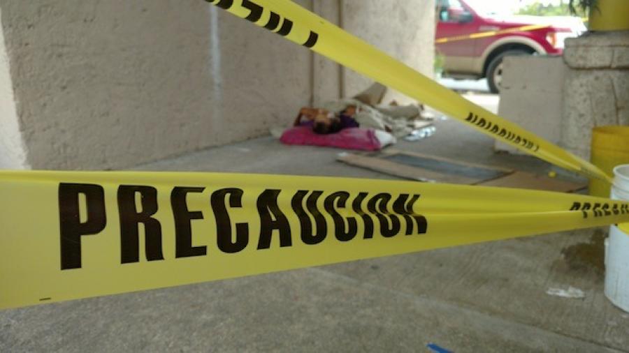 Encuentran muerto a un indigente en pasillo de locales
