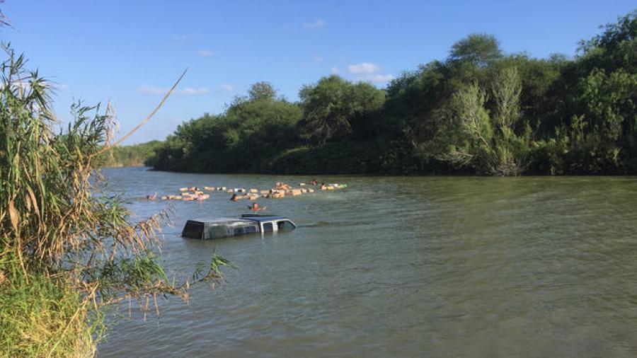 Traficante de drogas sumerge camioneta en el Rio Grande