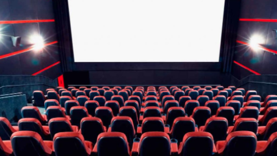 Muere en cine tras quedarse atrapada su cabeza en asientos