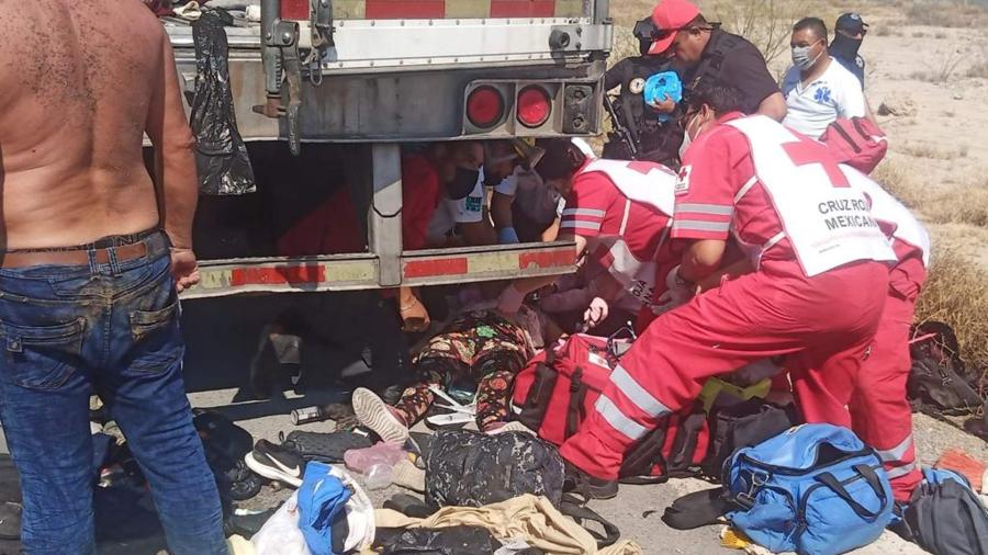 Rescatan a 160 migrantes en Coahuila que fueron abandonados en una caja de tráiler 