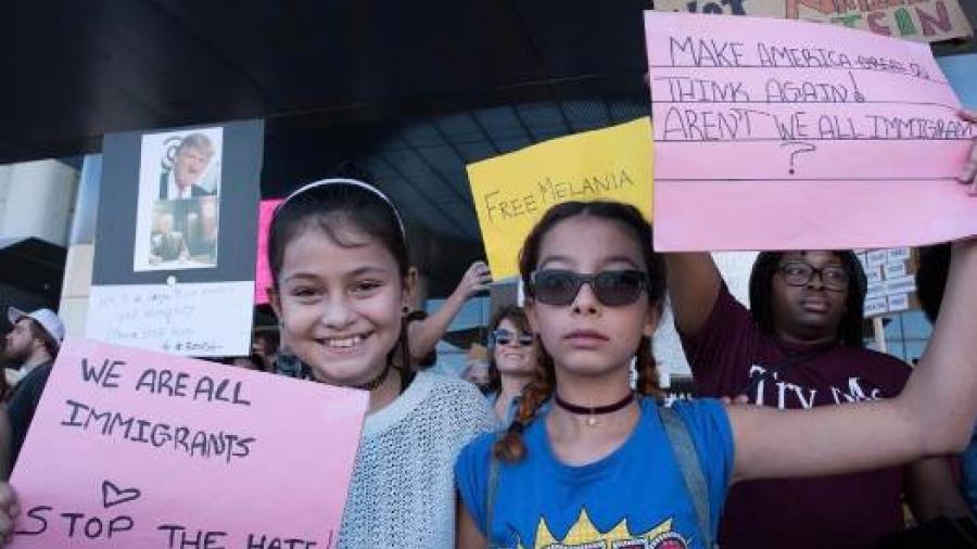 "El chivo Lubezki" documenta protestas en Aeropuerto Internacional de Los Ángeles