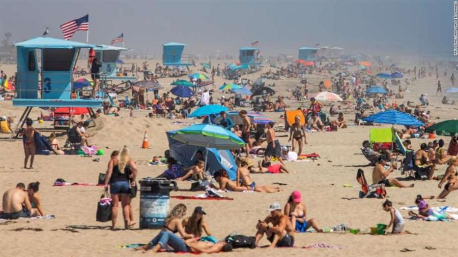 “Es un ejemplo de lo que no queremos ver”, gobernador de California sobre las playas llenas