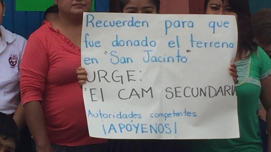 Bloquean acceso a escuela especial, exigiendo solución a conflicto escolar