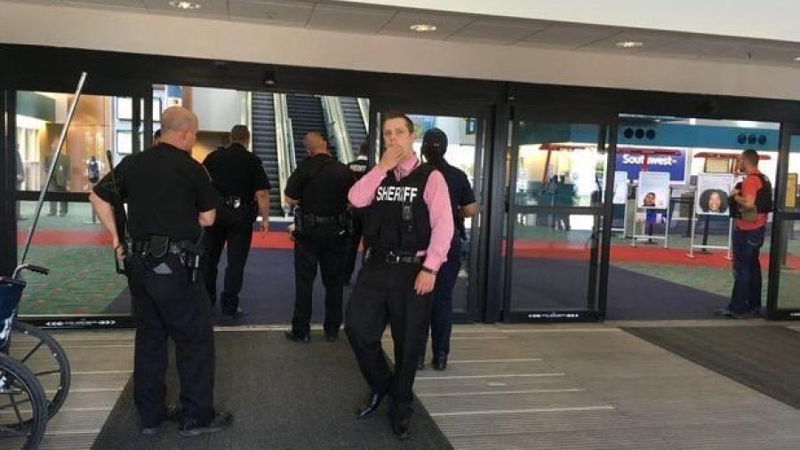 Evacuan aeropuerto en Michigan; apuñalan a un policía 