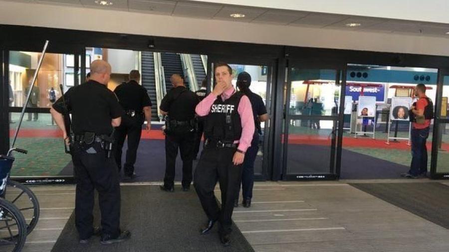 Evacuan aeropuerto en Michigan; apuñalan a un policía