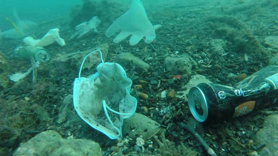 Mar Mediterráneo se cubre de cubrebocas y guantes plásticos