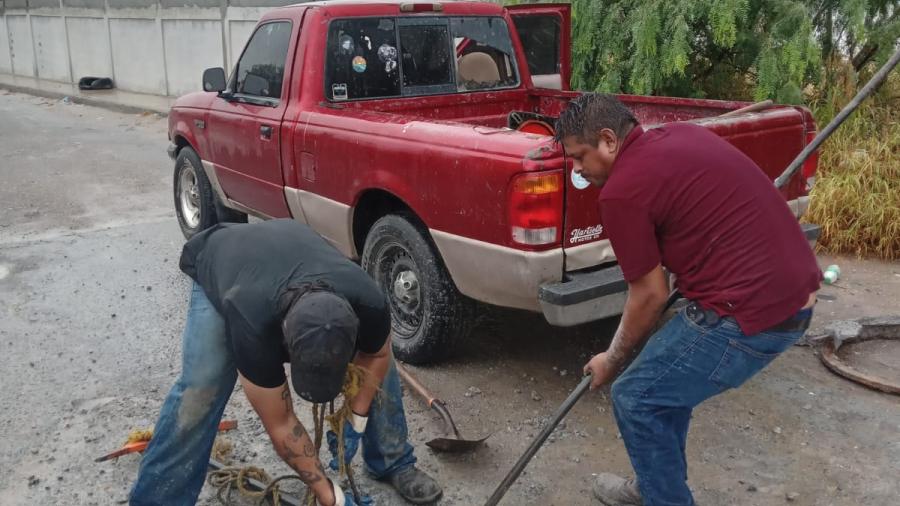 Extrae COMAPA llantas y otros desechos de alcantarillas