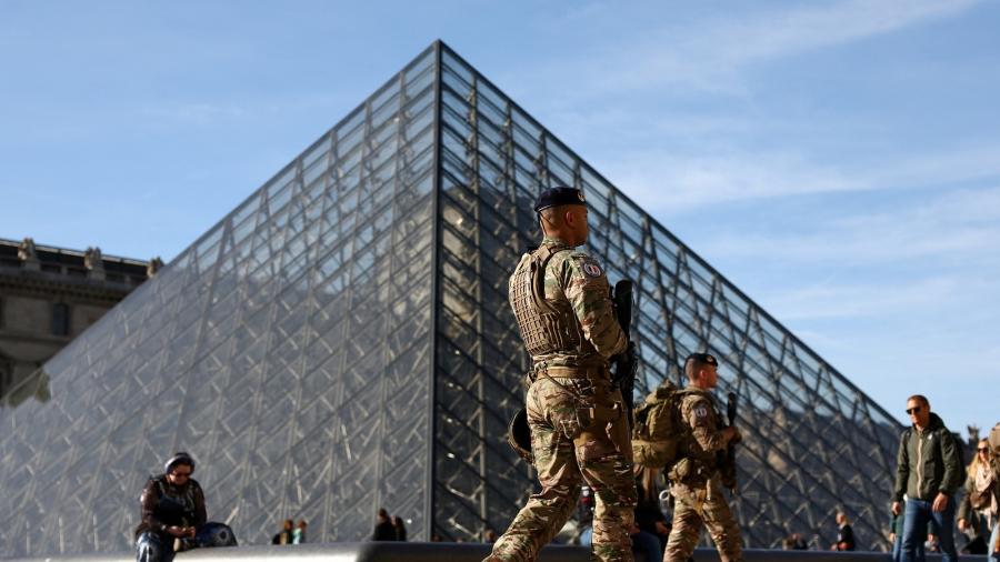 Cinco nuevos detenidos en Francia por el robo millonario en el Museo del Louvre; las joyas siguen desaparecidas