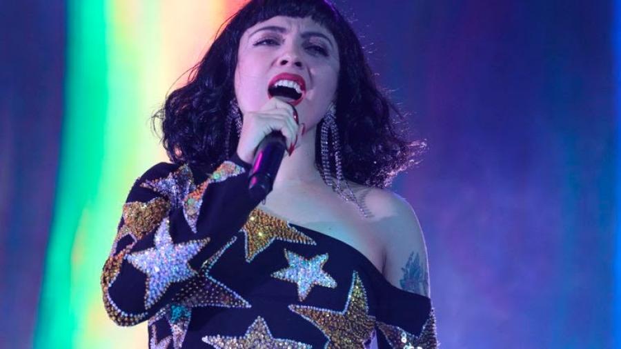 Revela Mon Laferte que está embarazada; tiene 10 semanas