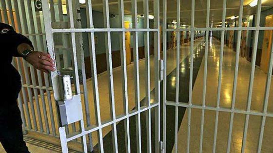 Instalará teléfonos fijos en celdas de presos en Francia