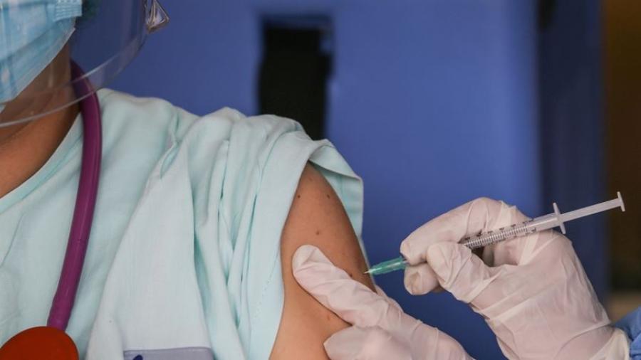 Más de la mitad de adultos han recibido al menos la primera dosis de la vacuna contra el COVID-19 en EU 