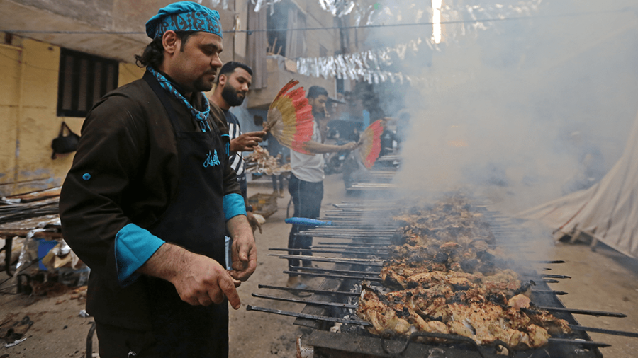 Mujer denuncia a sus vecinos por hacer carne asada diariamente 