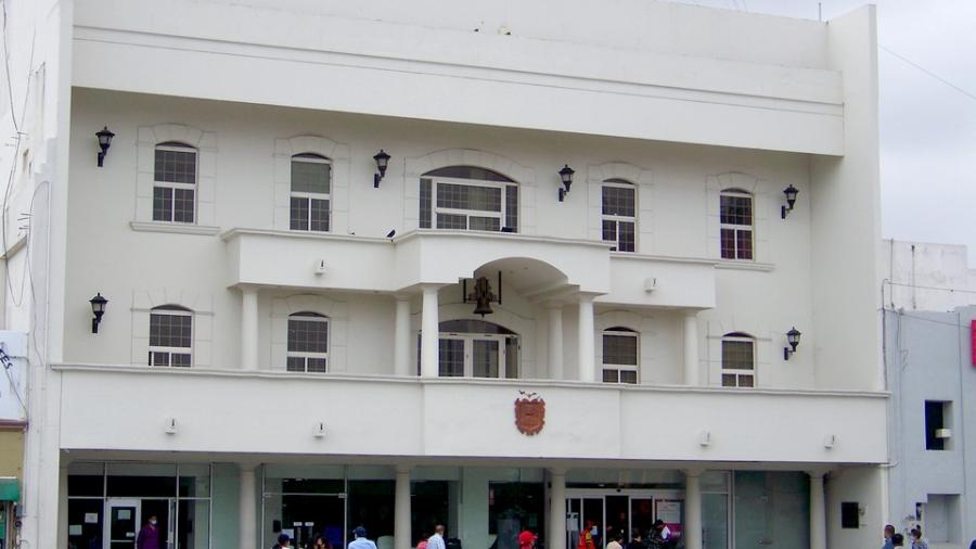 Agente de tránsito pone ejemplo de honestidad y entrega cartera 