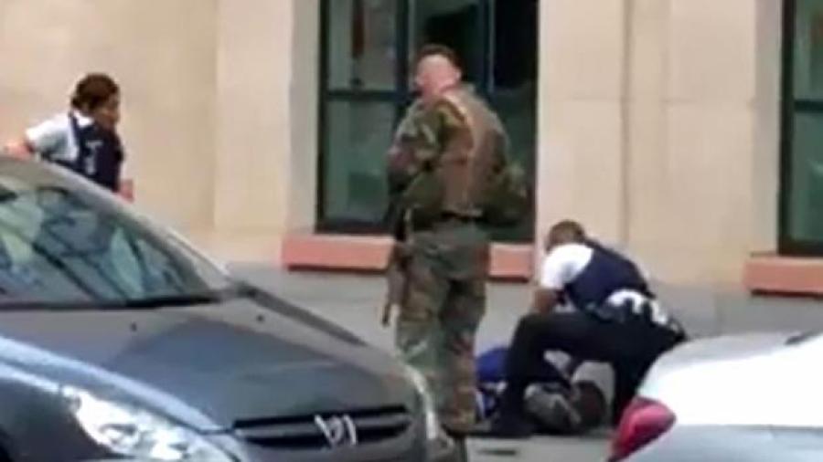 Hombre armado con un cuchillo ataca a dos soldados en Bruselas