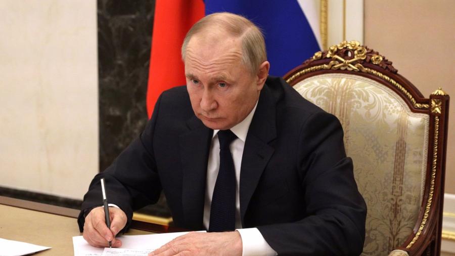 Putin firma decreto que obliga a los países “hostiles” a pagar el gas en rublos
