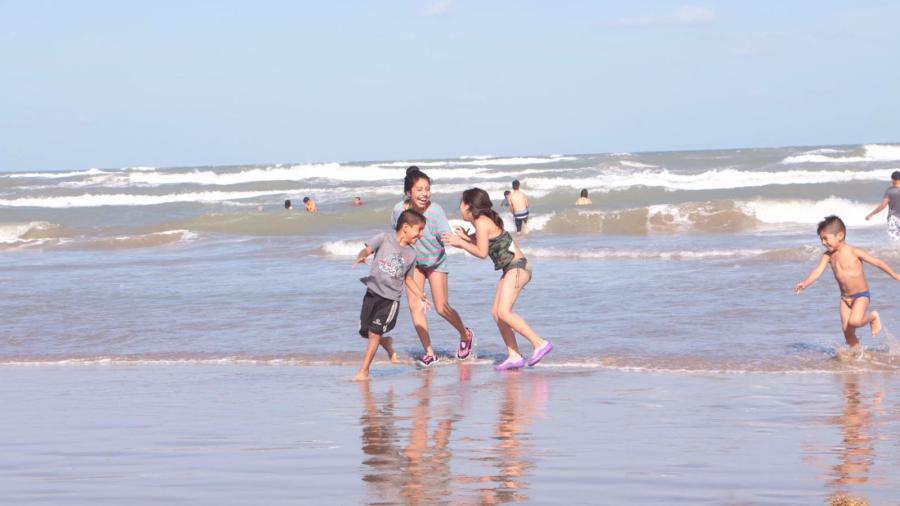 Derechos humanos entrega trípticos en la playa Bagdad