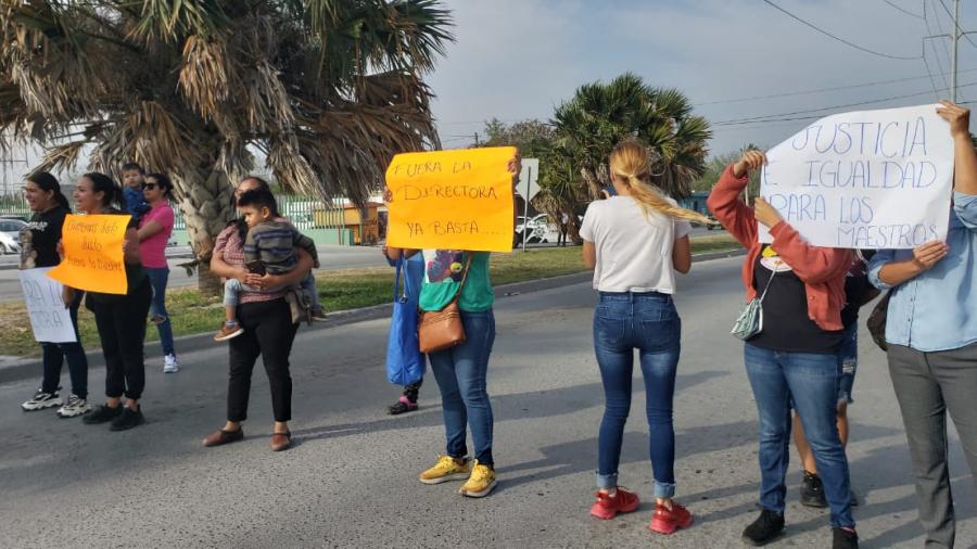 Madres de familia bloquean la Av. Marte R. Gómez en Matamoros