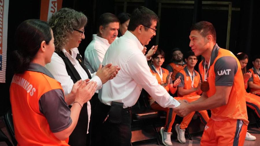 Reconoce la UAT a estudiantes destacados
