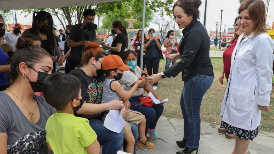  Alcaldesa Carmen Lilia Canturosas acerca vacunación contra el COVID--19 a población