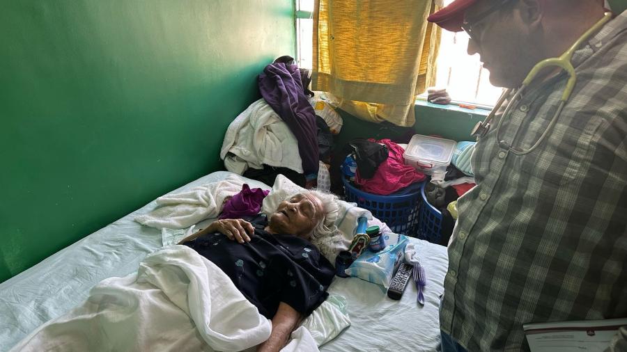 Atiende Gobierno de Carlos Peña Ortiz a pacientes postrados en cama