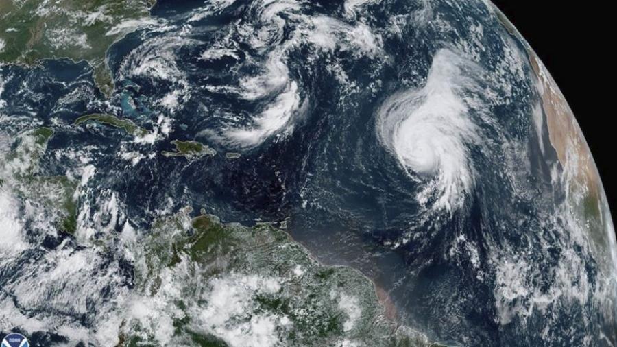 Lorenzo se mantiene en el Atlántico como huracán categoría tres
