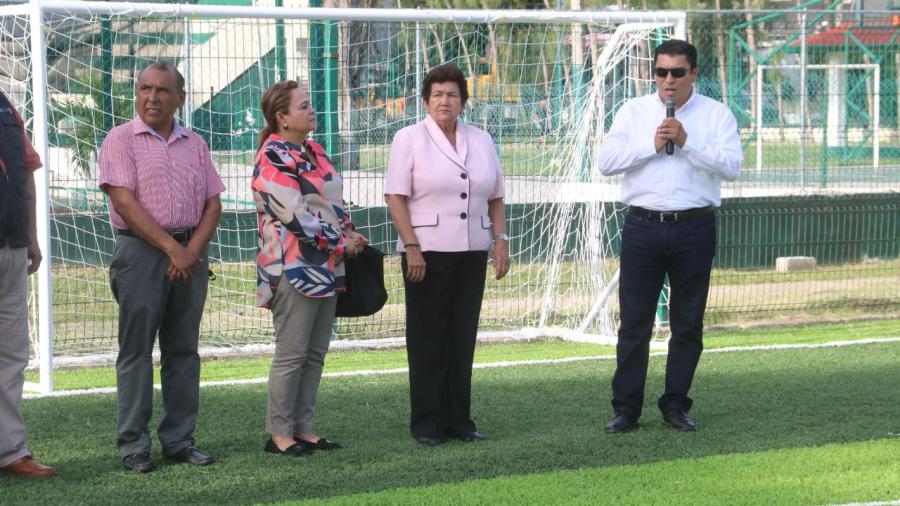 Inaugura Ayuntamiento campo de pasto sintético en la “Borreguera”
