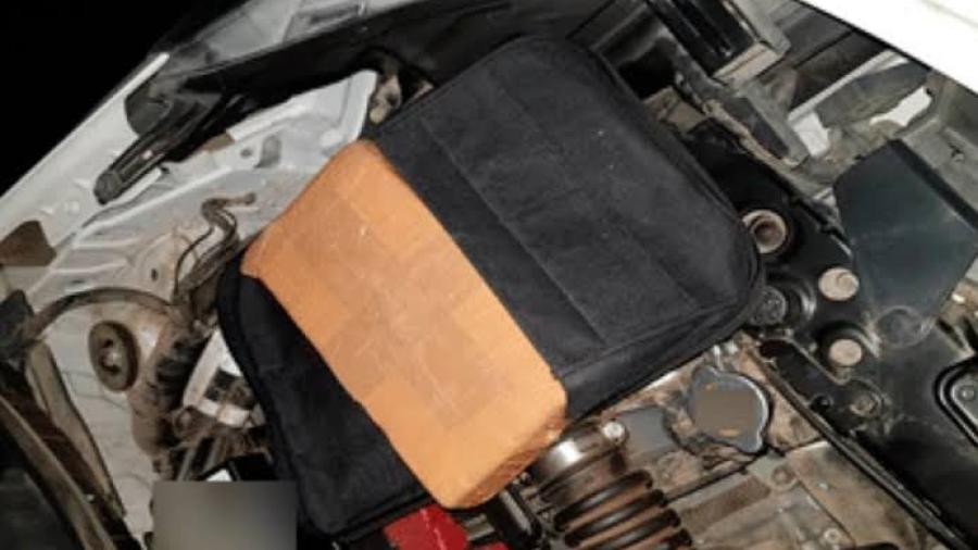 Hallan cocaína oculta en salpicadera de automóvil, en Baja California