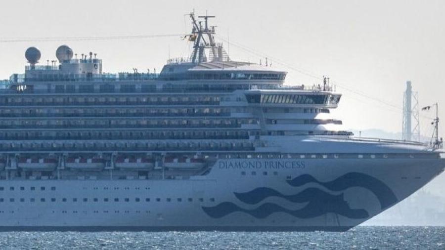 Dan positivo a coronavirus 10 pasajeros más del crucero atracado en Japón