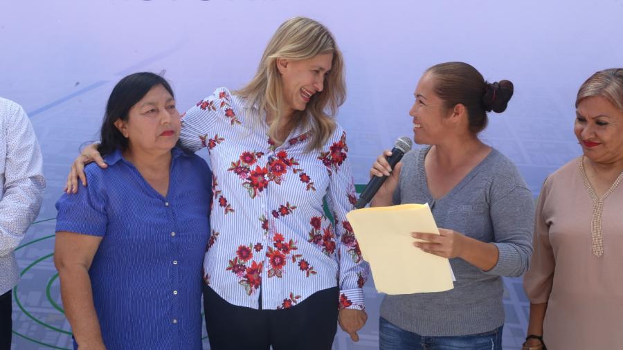 Reconocen a Alcaldesa beneficios de pavimentación