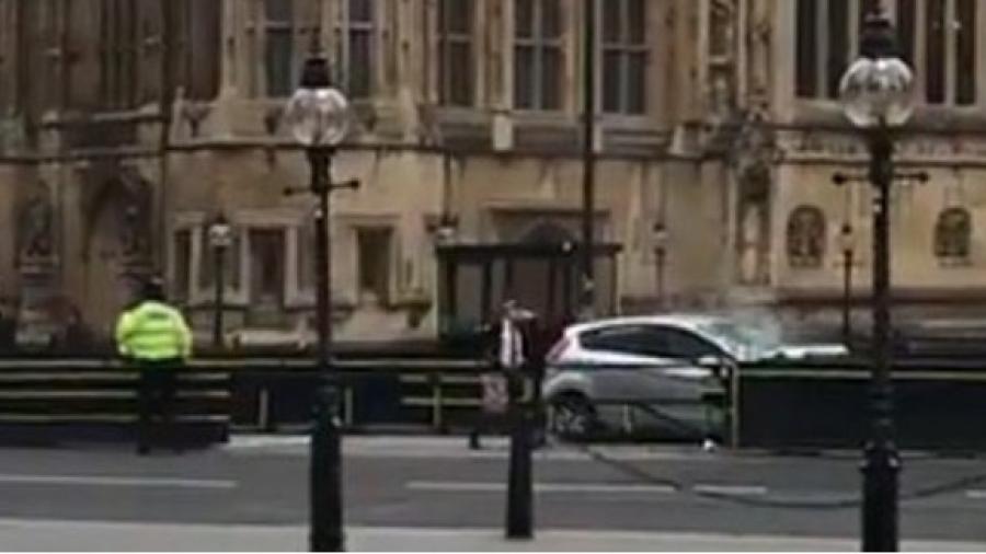 Estrellan automóvil contra barreras que protegen Parlamento en Londres
