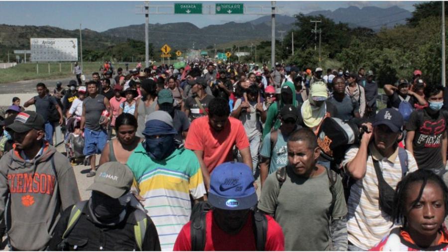 Caravana de migrantes deja Chiapas e ingresa a Oaxaca