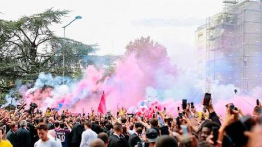 Neymar causa euforia en su llegada a París