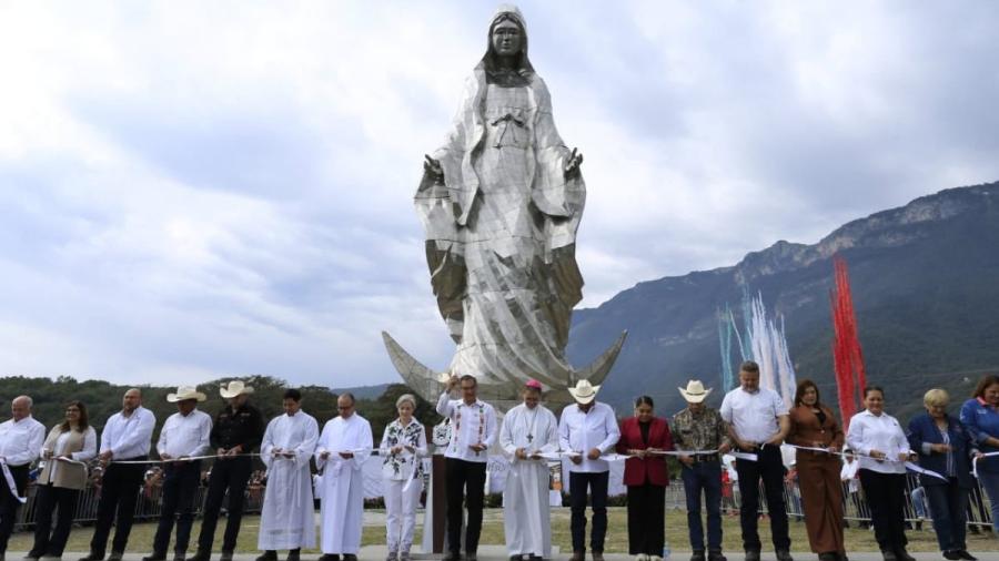 Entregan Américo y María escultura monumental de la Virgen de la Misericordia en El Chorrito