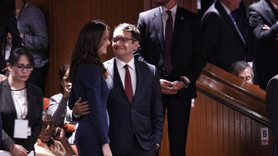 Hijo de AMLO lleg&oacute; a toma de posesi&oacute;n con ex miss Venezuela