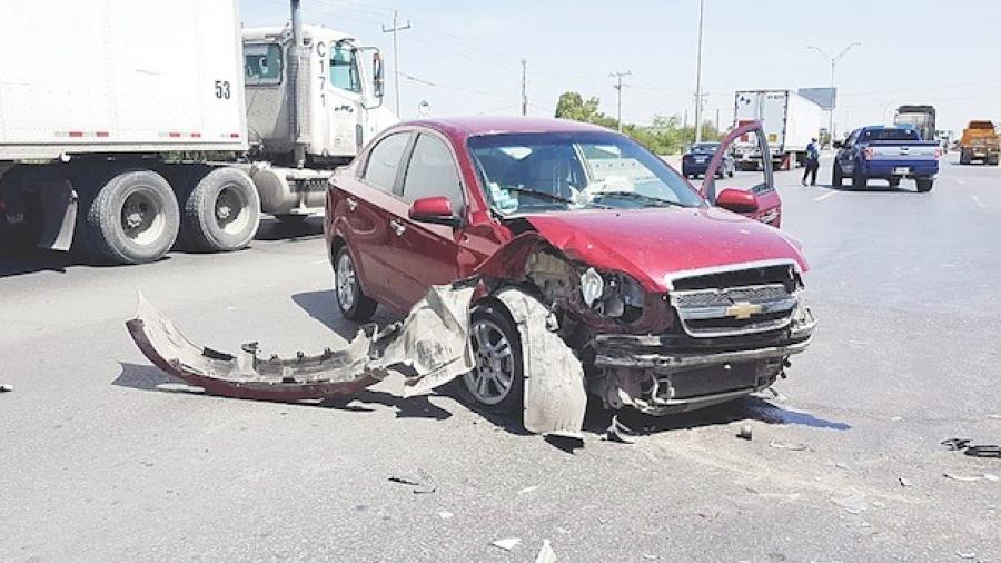 Mujer sufre percance en carretera Aeropuerto