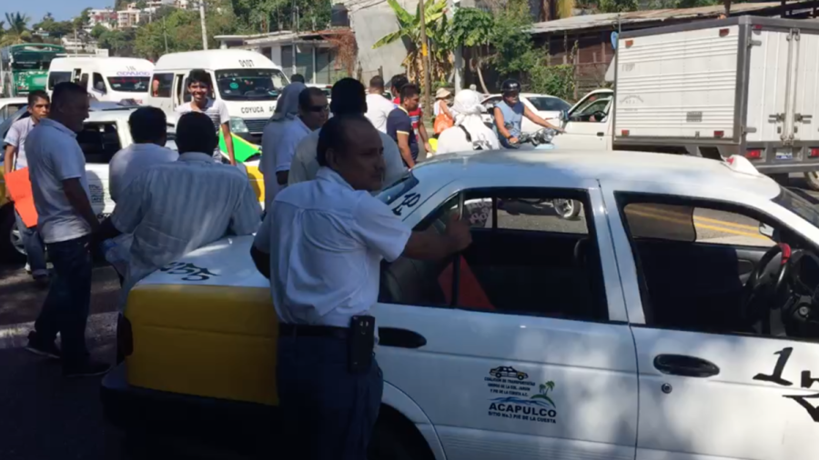 Bloquean taxistas carretera Acapulco-Zihuatanejo por 'gasolinazo'