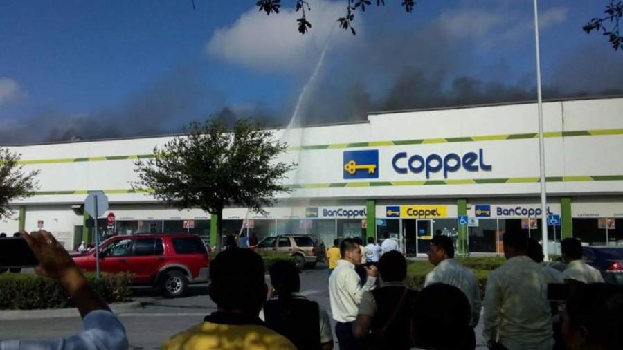 Se registra incendio en Coppel y Famsa Periférico