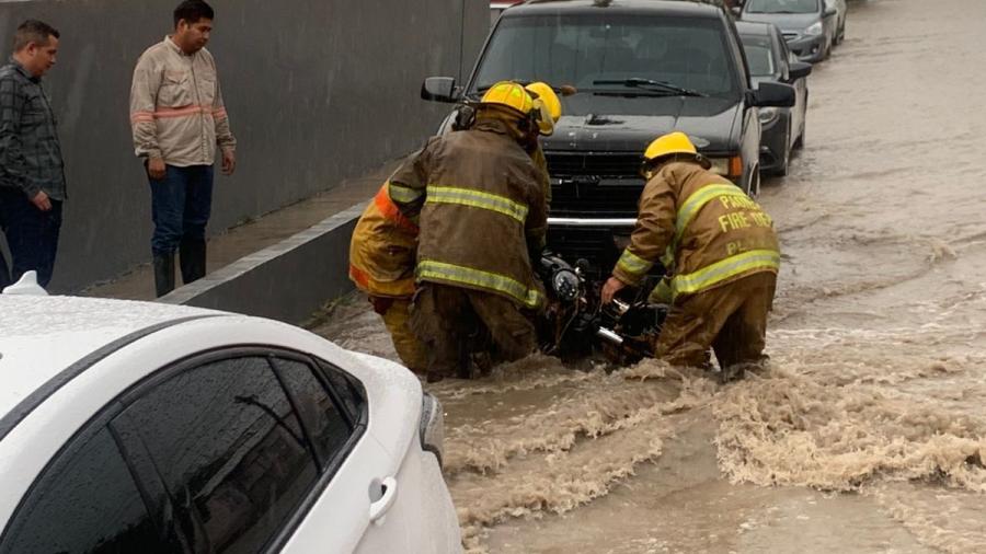 Lluvias desquician tráfico e inundan calles y avenidas en Victoria