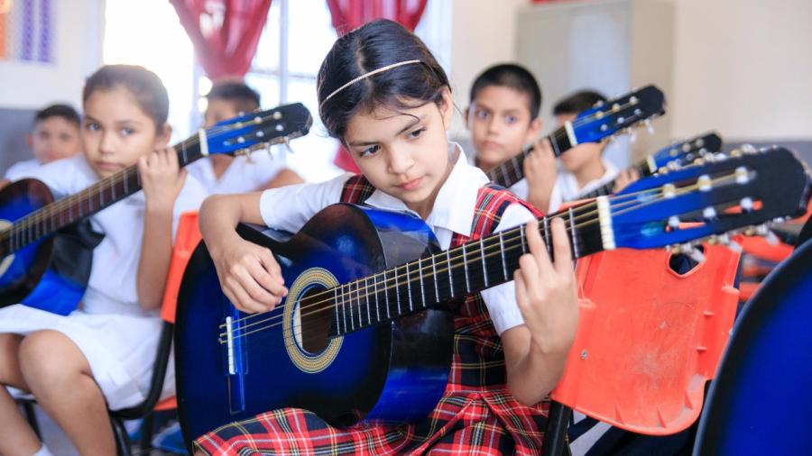 Motivados alumnos por asistir a clases y talleres