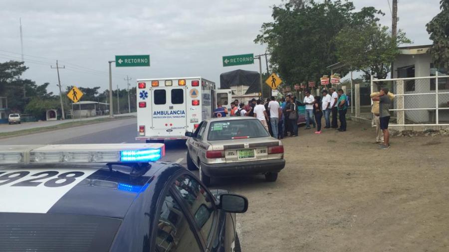 Tráiler choca carro de ruta en carretera federal