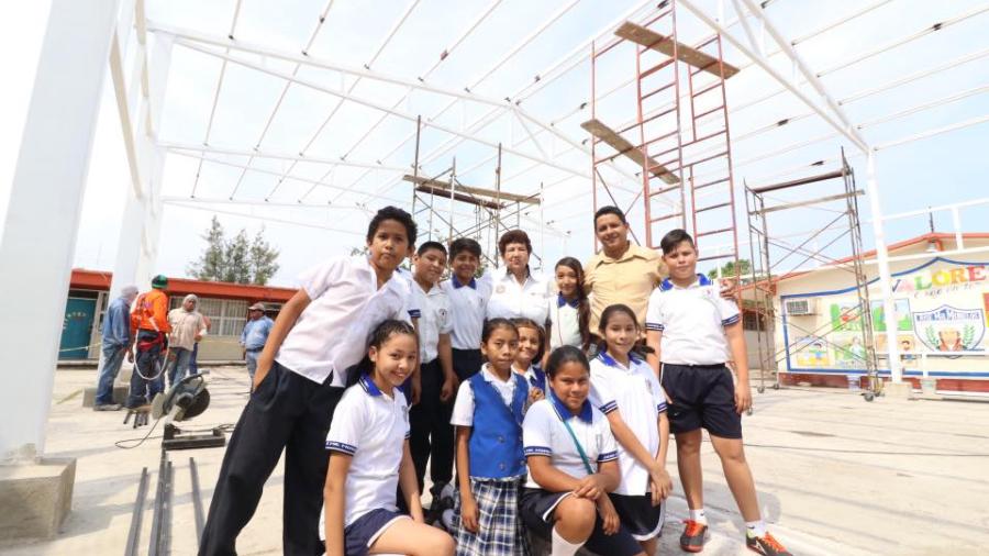 Supervisa alcalde de Tampico avances de techumbre en primaria