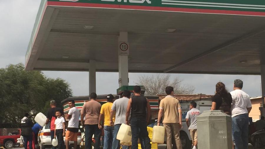 Cierre de gasolinas provoca caos en Matamoros 