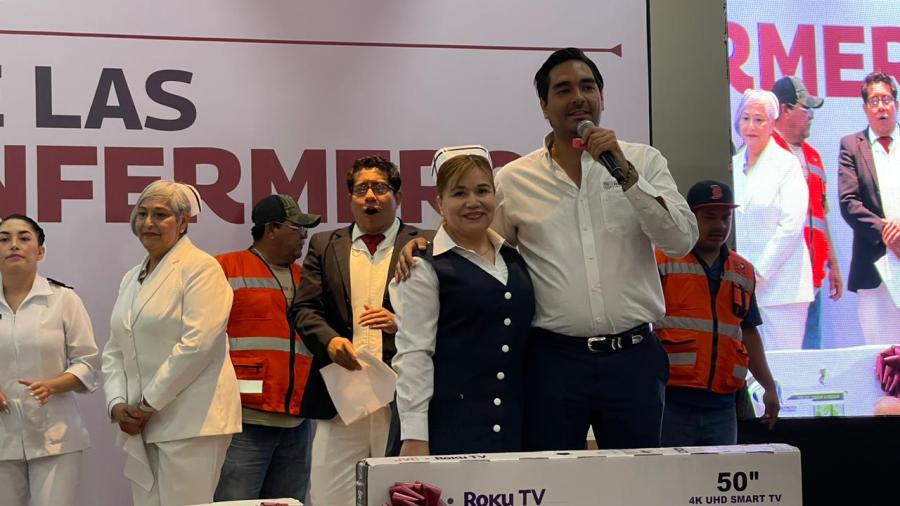 Reconocen labor de enfermas y enfermeros