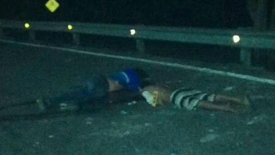 Tiran cuerpos de dos jóvenes en puente de Zihuatanejo, Guerrero