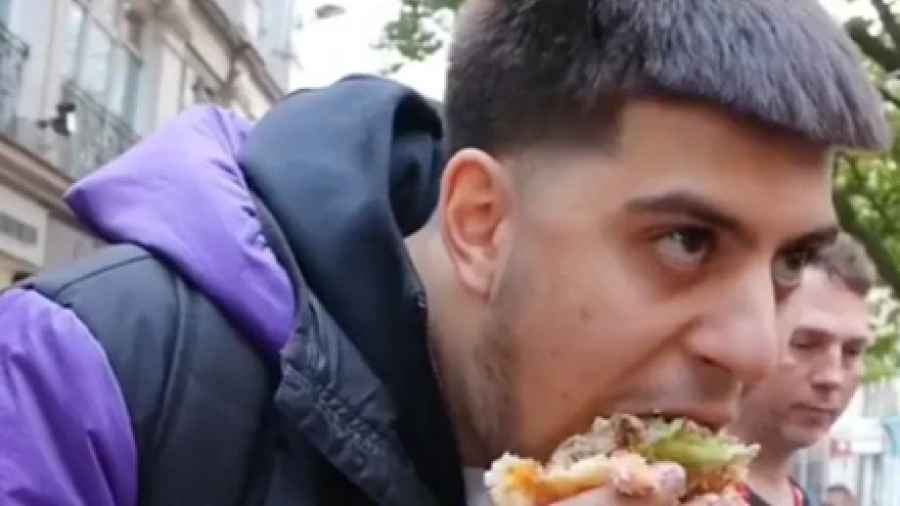 Provocación nivel: Come una hamburguesa en frente de protesta vegana